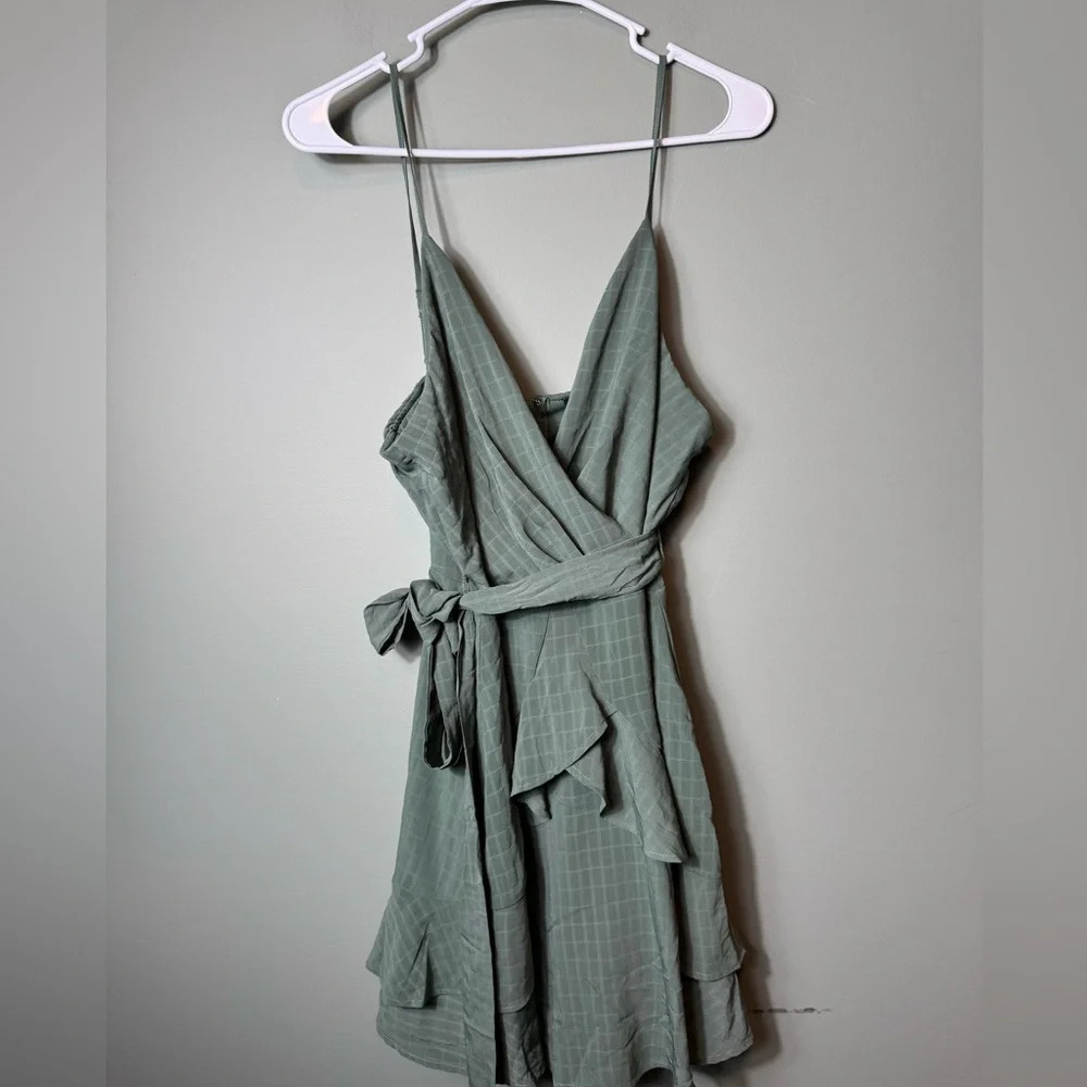 Trixxi Women’s NWT Green Patterned Ruffled Hem Dress Ties at Waist Size‎ XL